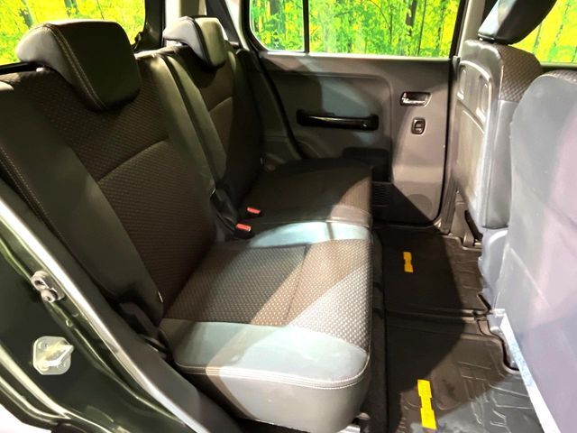 後部座席も気になるようなキズ・汚れやへたり等、大きなダメージはなく、良好な状態です。