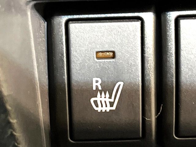 【シートヒーター】寒い日に重宝するシートヒーター！エアコンより早く温まってくれるので寒がりの人も安心ですね♪エアコンの温風は乾燥するから苦手、という方にもをおすすめです。