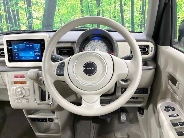 インテリアに合わせたデザインのステアリングは、運転される方のことも考え、運転しやすい形状、大きさです。是非一度、実際に触ってお確かめください。