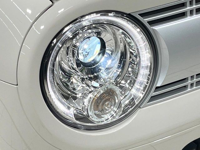 【HIDヘッドライト】悪天候や夜間走行時も良好な視界を確保し安心して運転できる高輝度LEDヘッドライトを装備！点灯速度が早く、消費電力も抑えられています。