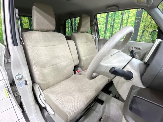 運転席まわりには十分なスペースがあり、大柄な方でもゆったり運転していただける環境です。