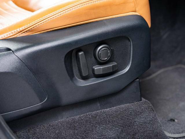 電動パワーシートですので運転中のシート調節も安全に行えます。微調整も可能ですのであなただけのドライビングポジションを実現します。