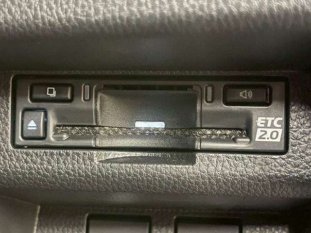 【ビルトインETC】で高速道路もスムーズに乗り降り可能で、ご納車直後からの遠距離ドライブも可能です。
