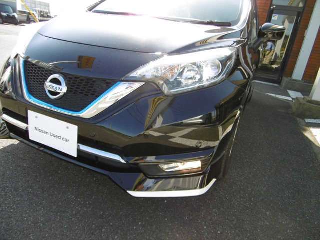 ★LEDヘッドライト★通常のハロゲンライトに対して発光部分の発熱を抑えることで省電力につながる技術です。デザイン性も高い為、今後クルマのヘッドライトはLEDが主流になります。