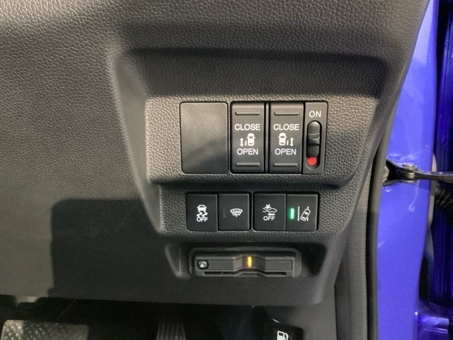 両側電動スライドドアは運転席から操作ができるスイッチが付いています。Hondaセンシング用のVSA（ABS＋TCS＋横滑り抑制）解除などのメインスイッチやその下にETCがついています。