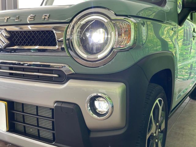 【LEDヘッドライト】悪天候や夜間走行時も良好な視界を確保し安心して運転できる高輝度LEDヘッドライトを装備！点灯速度が早く、消費電力も抑えられています。