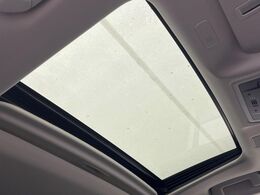 【サンルーフ】開放感たっぷりの希少装備、サンルーフが装着されています！車内に明かりを取り入れたり景色を楽しむ以外にも、車内の空気も簡単に換気できて快適です！