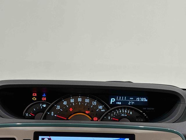 メーターの色でエコ効果を教えてくれるエコドライブアシスト照明付き自発光式3眼センターメーター搭載！