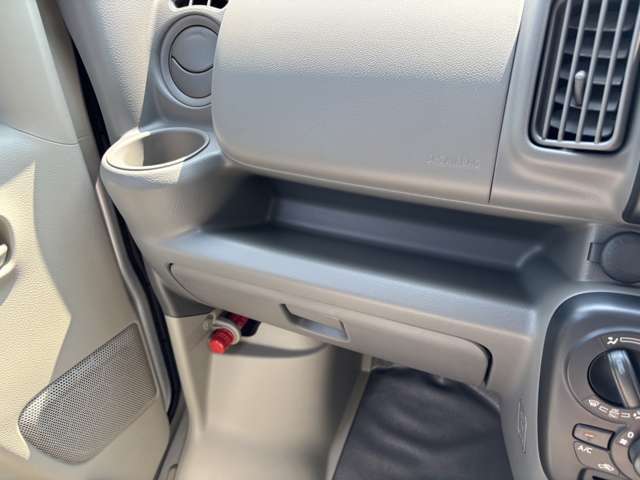 収納ボックスは助手席側にあり取り出しもラクラクです！！