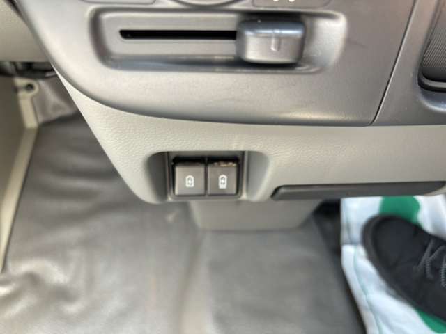 USB入力端子付きです！車の中で携帯の充電が出来ます！