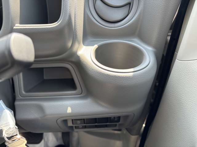 ドリンクフォルダ運転席側にも装備しております！