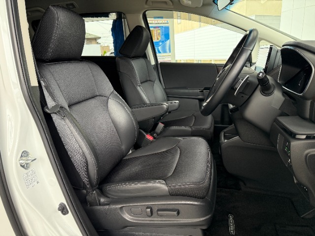 フロントシートのお写真です。　広い足元と、ゆったり座れるシートは長時間の運転でも疲れにくくなっております♪