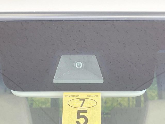【ホンダセンシング】走行中に前方の車両等を認識し、衝突しそうな時は警報とブレーキで衝突回避と被害軽減をアシスト。より安全にドライブをお楽しみいただけます。