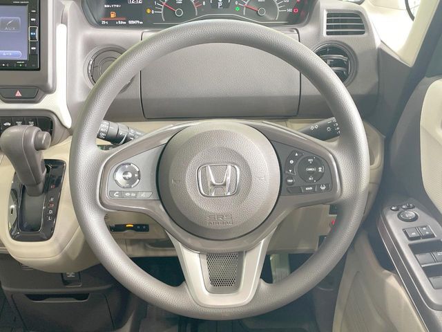 インテリアに合わせたデザインのステアリングは、運転される方のことも考え、運転しやすい形状、大きさです。是非一度、実際に触ってお確かめください。