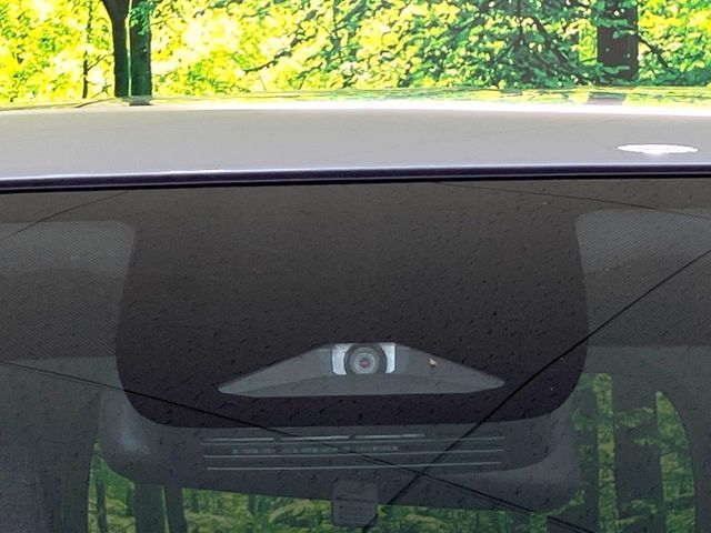 【トヨタセーフティセンス】走行中に前方の車両等を認識し、衝突しそうな時は警報とブレーキで衝突回避と被害軽減をアシスト。より安全にドライブをお楽しみいただけます。