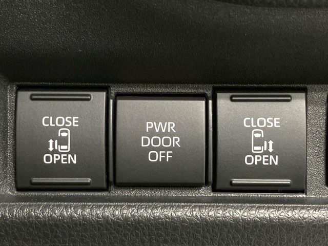 【両側パワースライドドア】スマートキーや運転席のスイッチで後席両側スライドドアの開閉が可能♪電動だから力を入れてドアを開ける必要が無く、小さなお子様でも簡単に開け閉めでき快適です♪