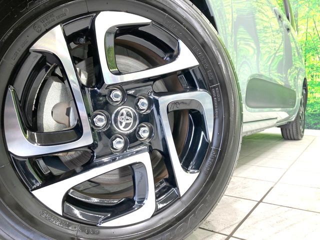 【純正オプション15インチアルミホイール】純正オプションホイールを装着。走行性能の向上に加え、外観もよりスタイリッシュになっています。