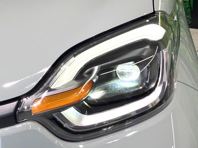 【LEDヘッドライト】悪天候や夜間走行時も良好な視界を確保し安心して運転できる高輝度LEDヘッドライトを装備！点灯速度が早く、消費電力も抑えられています。