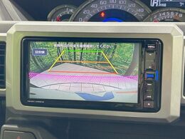 【バックカメラ】駐車時に後方がリアルタイム映像で確認できます。大型商業施設や立体駐車場での駐車時や、夜間のバック時に大活躍！運転スキルに関わらず、今や必須となった装備のひとつです！