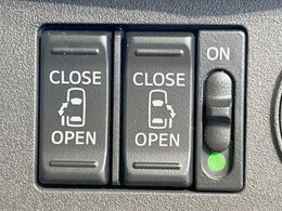 【両側パワースライドドア】スマートキーや運転席のスイッチで後席両側スライドドアの開閉が可能♪電動だから力を入れてドアを開ける必要が無く、小さなお子様でも簡単に開け閉めでき快適です♪