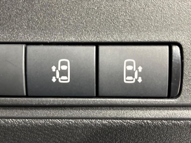 【ハンズフリー機能付き両側パワースライドドア】スライドドアの下に足先を入れてすぐ引くと、自動的にスライドドアが開閉します！荷物で両手がふさがった状態でも、ドアの開閉ができてとっても便利！