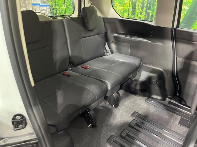 3列目シートはもちろん状態良好☆大人でもゆったりと座って頂けますので、大人数でのお出かけもラクラクです♪ご家族で、気の知れた仲間で、ドライブに行くのが楽しみですね♪