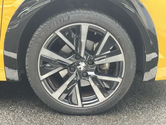 17インチアルミホイールがプジョーらしいスポーティな印象を与えます！