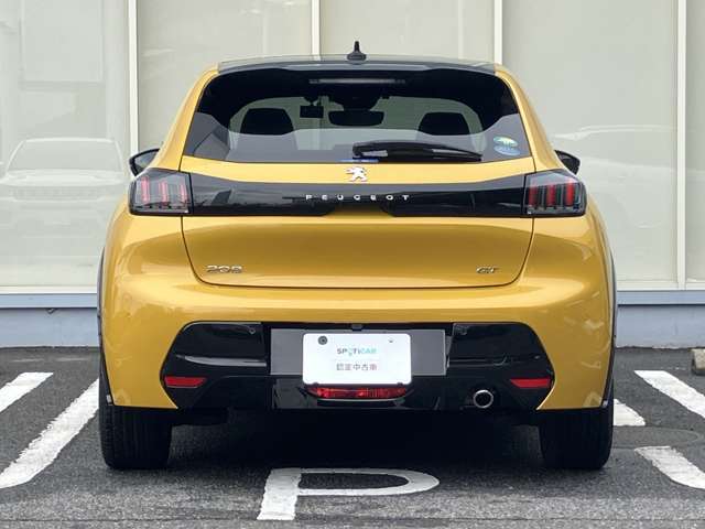 高い技術力と豊富な経験を誇るメカニックが在籍しておりますので、緊急の際もお客様のカーライフをお守りします。ご購入後のアフターサービスも安心してお任せください。