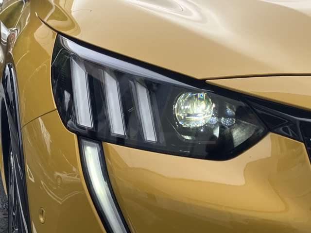 かぎ爪をイメージした3本のLEDライトは、一目でプジョーだとわかる印象的なデザインとなっております！