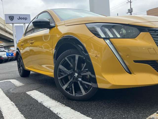 17インチアルミホイールがプジョーらしいスポーティな印象を与えます！