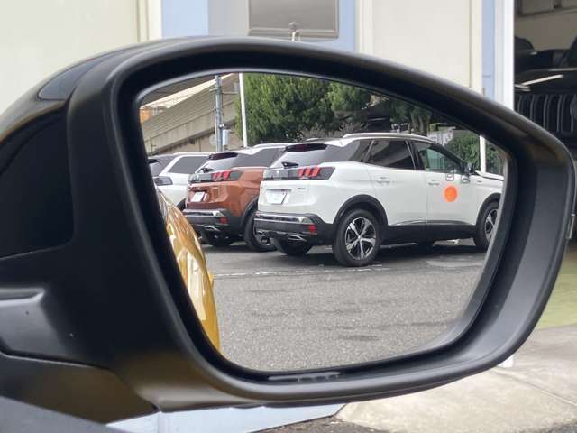 ブラインドスポットモニターが装備されておりますので、ミラーの死角にいる車両の存在を知らせてくれます！