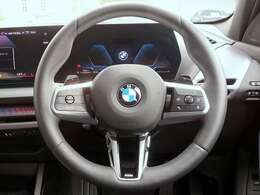 ◆インスツルメントパネルやインテリアトリムなどは、調和しなが洗練された室内を作り上げ、スイッチ類によって、優れた操作性をも実現。ドライバーの視線や動線を考え、人間工学に基づきデザインされています◆