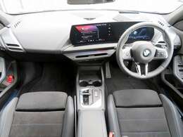 ◆インスツルメントパネルやインテリアトリムなどは、調和しなが洗練された室内を作り上げ、スイッチ類によって、優れた操作性をも実現。ドライバーの視線や動線を考え、人間工学に基づきデザインされています◆