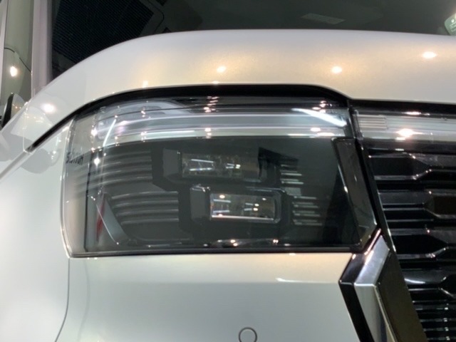 LEDヘッドライトは、点灯の瞬間から最大光量を発揮し、突然暗くなるトンネルなどでの安定感を高めます。