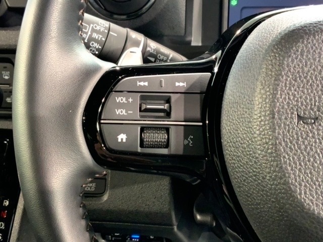 ステアリングにオーディオ操作スイッチが付いています。オーディオ画面に直接タッチしなくても操作が出来ますので、運転に集中できます。