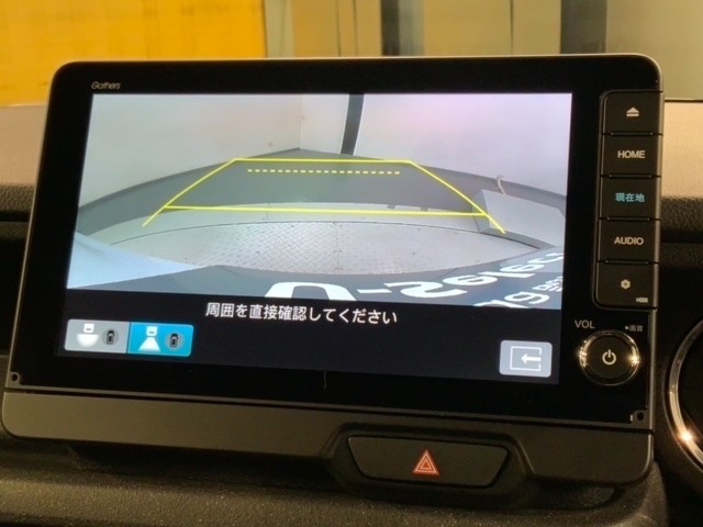 リバースギアに入れるだけで後方の表示へ切り替わります。夜間や雨の日の駐車も楽になりますよ。