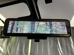 【インテリジェントルームミラー】後席の大きな荷物や同乗者で後方が確認しづらい時でも安心！カメラが撮影した車両後方の映像をルームミラー内に表示。クリアな視界で状況の確認が可能です！