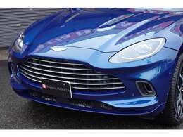 サテンクロームフロントグリル・ダクト入りボンネット。