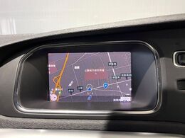 【純正ナビゲーション】地上デジタルTV放送、CD/DVD再生はもちろん、Bluetoothオーディオなど多彩なメディアに対応！ご納車時には最新の地図データへ無料更新。