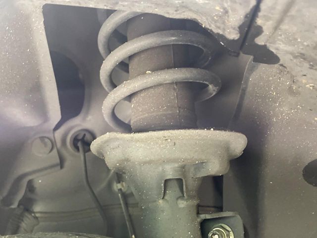 お車を安心してお乗りいただく為には、足回りの定期点検が欠かせません。サービスサポート（有償保証）では無料点検もご提供しており、安心のカーライフをお過ごしいただけるサポート体制が整っています。