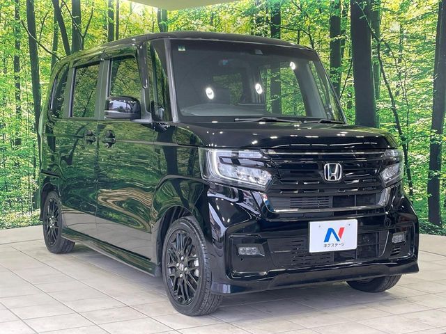 高透明度のガラス皮膜で撥水はもちろん、上質なツヤ・光沢を実現。紫外線や酸性雨から大切な愛車を保護し、色あせ・劣化を防止。「弾スプラッシュコート」、「弾プリミッサコート」からお選びいただけます。