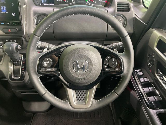 【純正革巻きステアリング】上質な革を使用することで、手にしっかり馴染みとても運転しやすいハンドルです♪