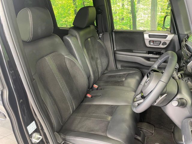 【ハーフレザーシート】高級感と座り心地を両立した人気のシート♪背面・座面のファブリック素材は、通気性の良さや滑りにくさに優れています。気温や服装に左右されず快適にお乗りいただけます。