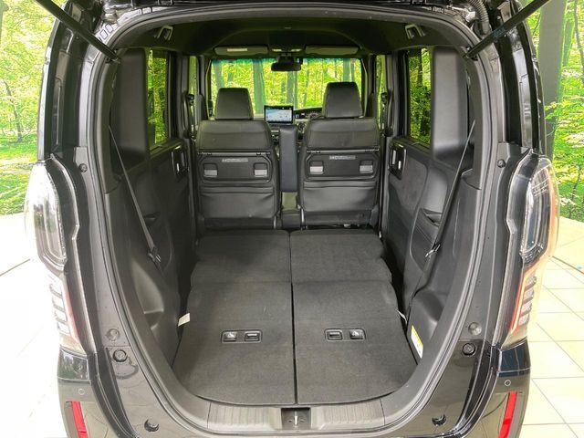 普段のお買い物や通勤、送迎等に十分な荷室スペースを確保しております。セカンドシートを倒すと、大きな荷物の積載も可能です♪