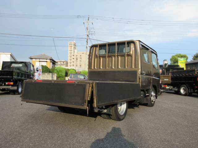 ★三方開き★三方開きなので、左・右・後方から荷物などの積み降ろしが可能となります。