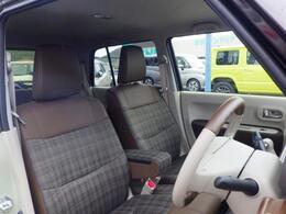 大きなヘッドレストが頭部をしっかりとホールドしてくれます。レザー調×チェックのデザインがおしゃれ◎