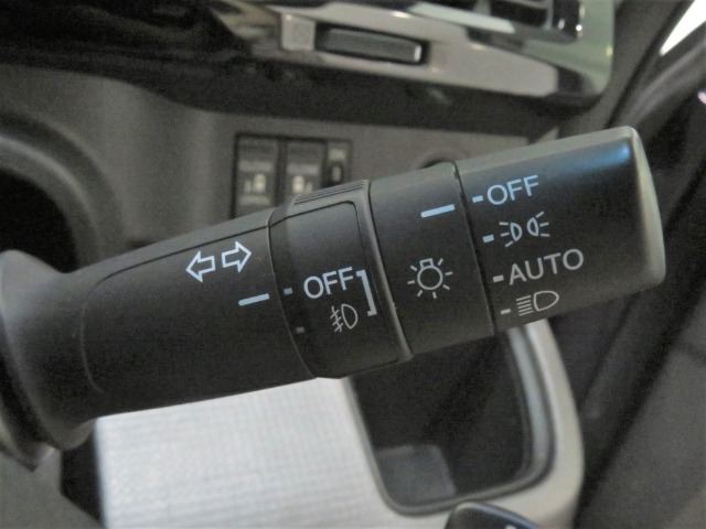 オートヘッドライト標準装備です。車外の明るさに応じて自動的にヘッドライトの点灯・消灯をしてくれます。トンネルの出入り口などで活躍してくれます。