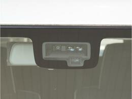【デュアルセンサーブレーキサポート】フロントガラスに設置された単眼カメラと赤外線センサーで前方の車両や歩行者を検知し、衝突事故時の被害を軽減します。