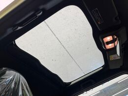 【ガラスルーフ】ガラスルーフ搭載で車内の解放感が一気にアップ！開放的なドライブをお楽しみいただけます。
