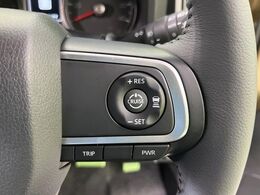 【アダプティブクルーズコントロール】高速道路での長距離走行が楽に！！自動で速度を保つクルーズコントロールが、衝突軽減システムと連携し、前方の車両を感知して車間を保つように速度調節してくれます！！